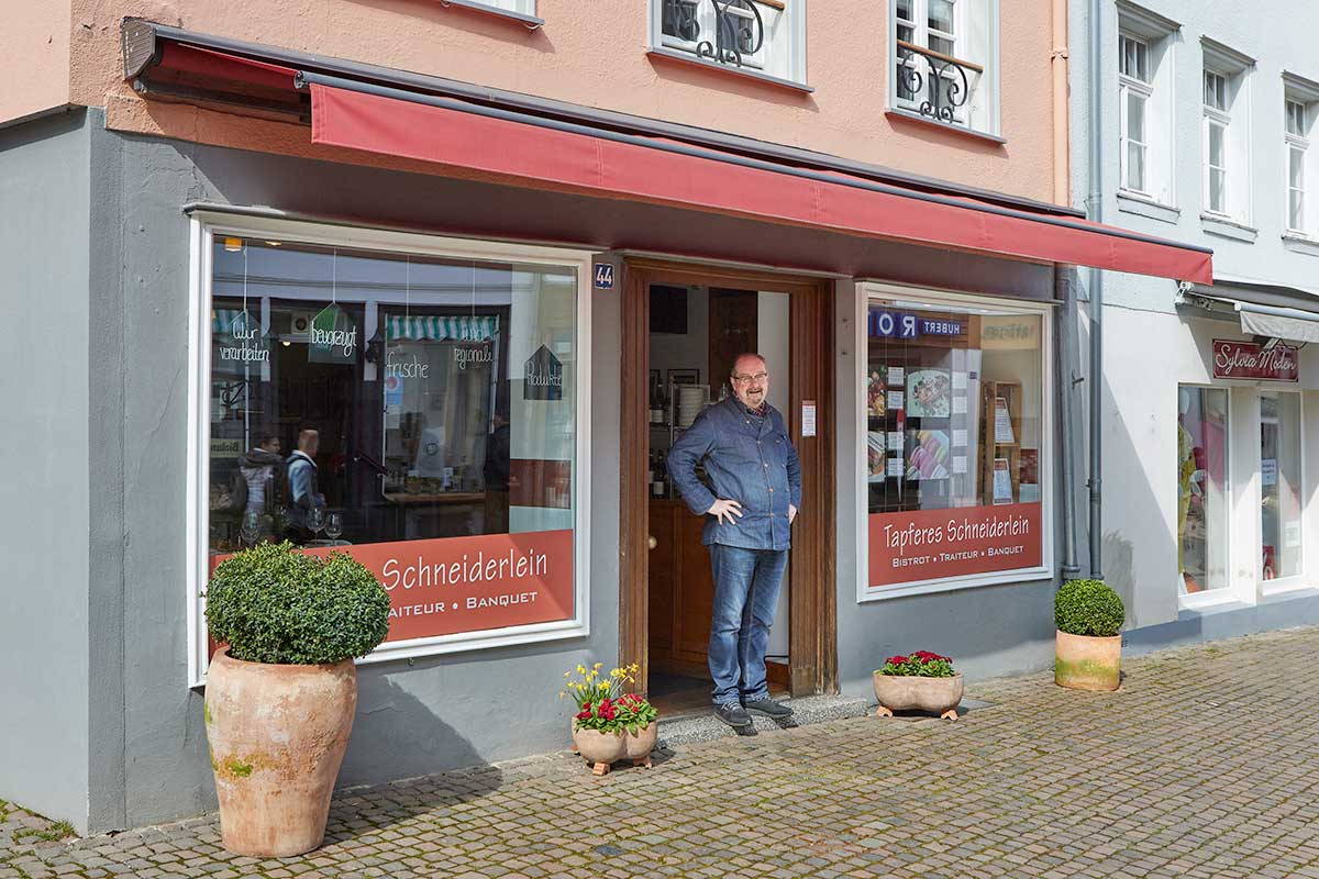 Restaurants sind pandemiebedingt seit vielen Monaten geschlossen. Michael Griese, Küchen-Autodidakt und Betreiber des „BISTRO Tapferes Schneiderlein“ in Bad Münstereifel, überbrückt den Lockdown mit kreativen Konzepten ...