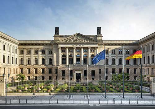17 Jahre nach Inbetriebnahme der Klimaanlagen im Gebäude des Bundesrats in Berlin wurden die ersten, bislang zur Luftbefeuchtung betriebenen Luftwäscher durch neue Hybrid-Luftbefeuchter ersetzt. Dabei galt es, eine ganze Reihe von Herausforderungen zu bewältigen.