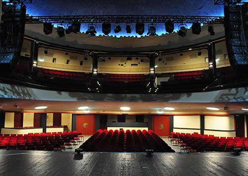 Eine kulturelle Institution ist das Capitol Mannheim. Das umgebaute Kino dient als Eventhaus für Konzerte, Comedy, Kabarett und Kunst. Wegen der Corona-Verordnungen mussten hier die Veranstaltungen 2020 größtenteils ausfallen. ...